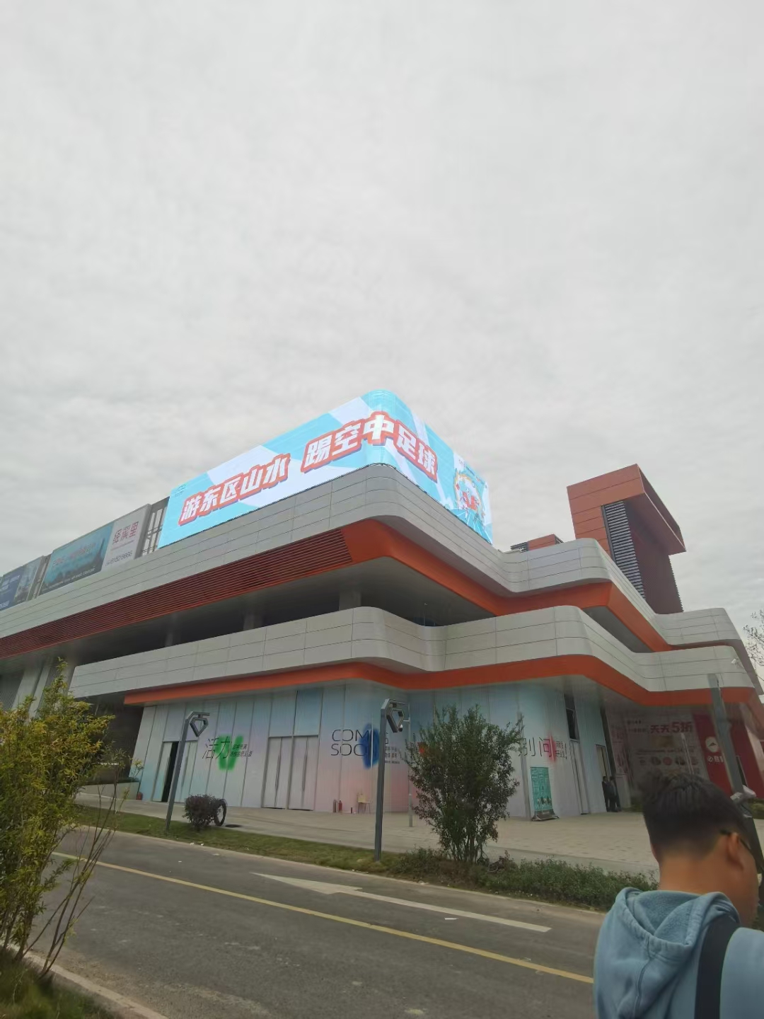 outdoor case led screen 2.jpg